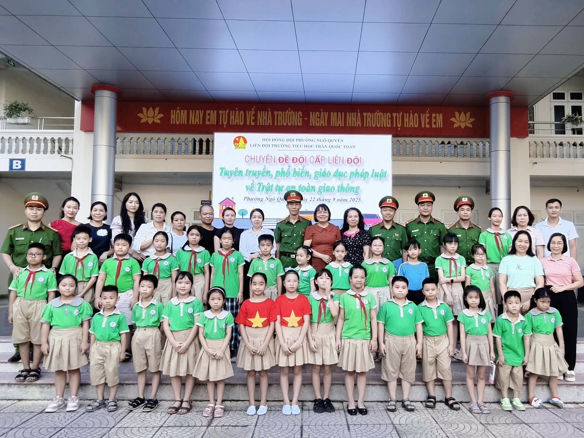 Công an phường Ngô Quyền nâng cao ý thức an toàn giao thông cho học sinh tại Trường Tiểu học Trần Quốc Toản